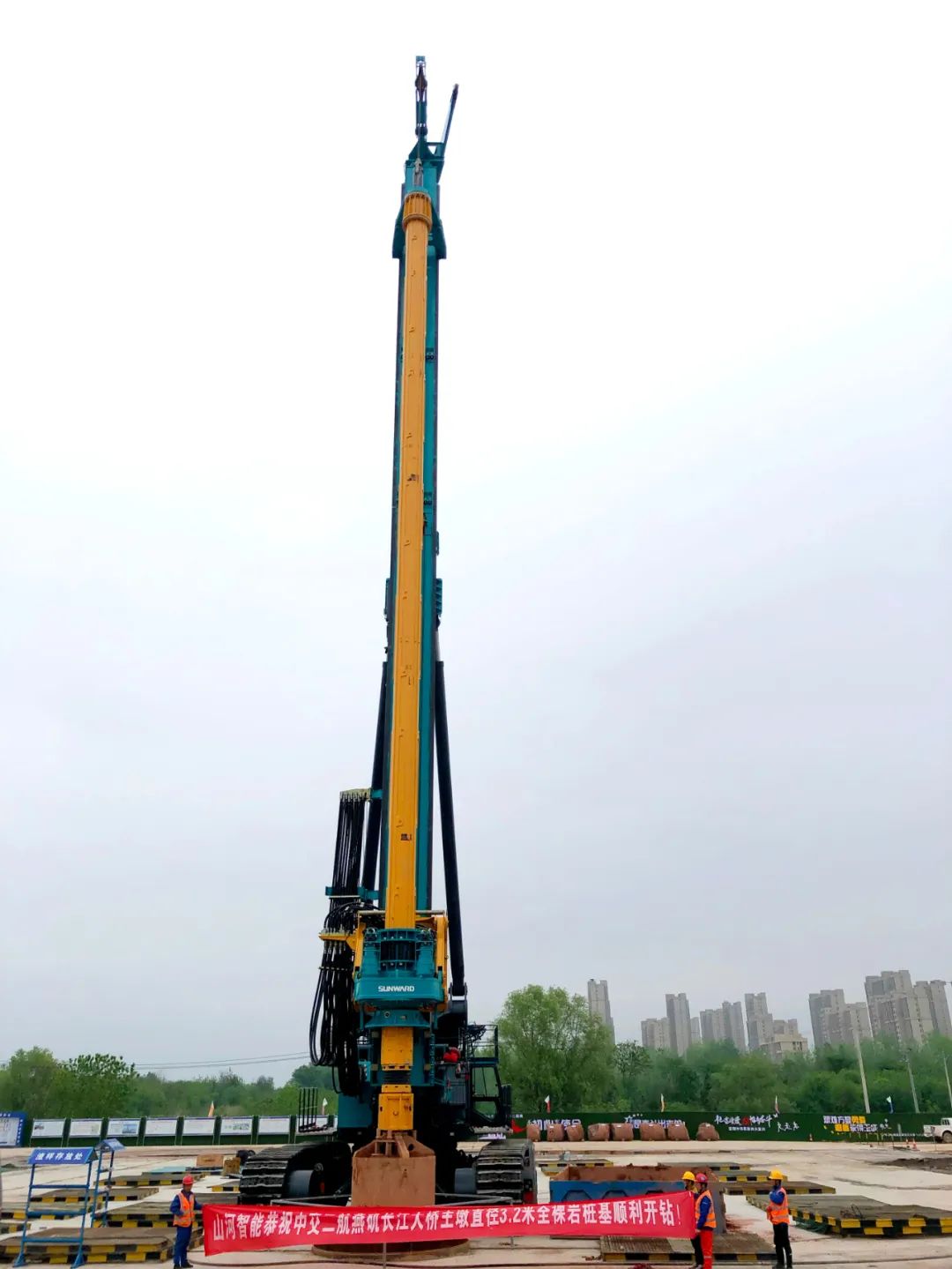 再啃“硬骨头”！尊龙凯时ag智能“超等桩备”助建燕矶长江大桥