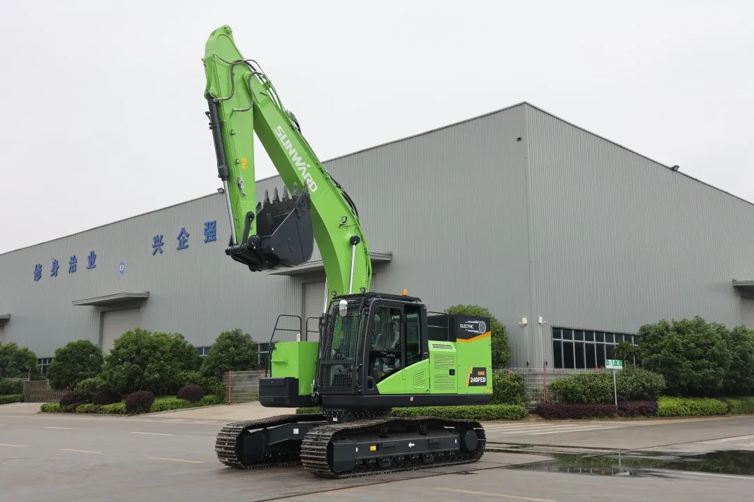 征战川藏铁路！尊龙凯时ag智能新一代电动挖掘机乐成交付