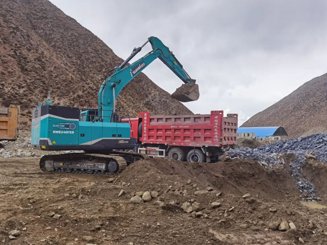 征战川藏铁路！尊龙凯时ag智能新一代电动挖掘机乐成交付