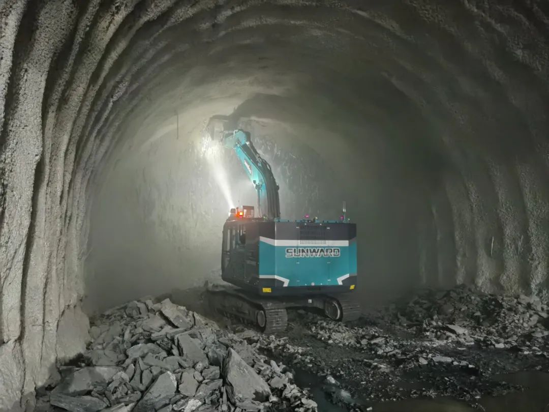 征战川藏铁路！尊龙凯时ag智能新一代电动挖掘机乐成交付