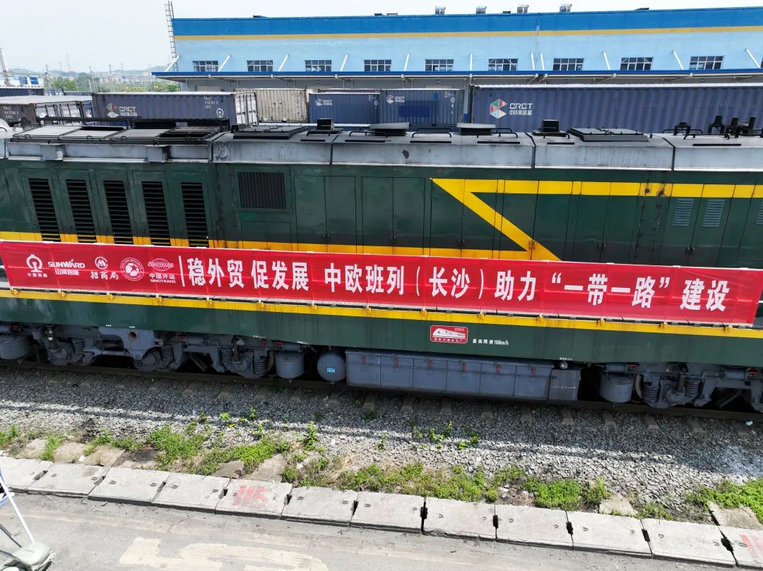 一连进军国际市。≈信钒嗔校ǔど常┳鹆盿g智能专列乐成首发