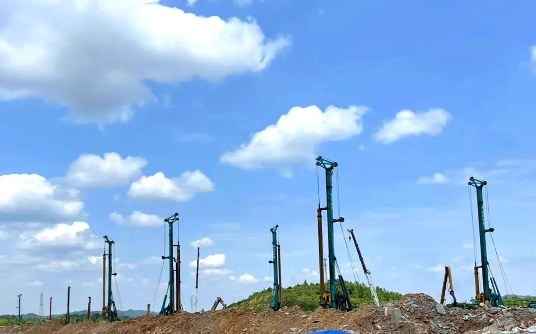 打桩“神器”再露矛头！尊龙凯时ag智能旋挖钻机助力贵阳贵安新区负极质料项目加速建设