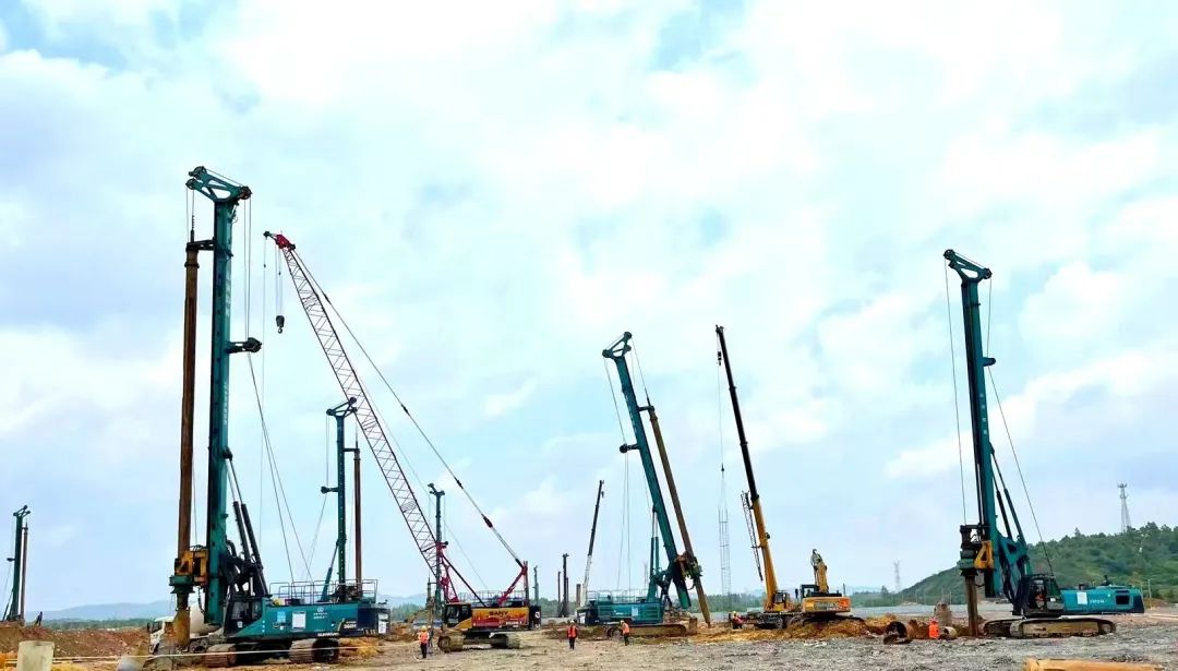 打桩“神器”再露矛头！尊龙凯时ag智能旋挖钻机助力贵阳贵安新区负极质料项目加速建设