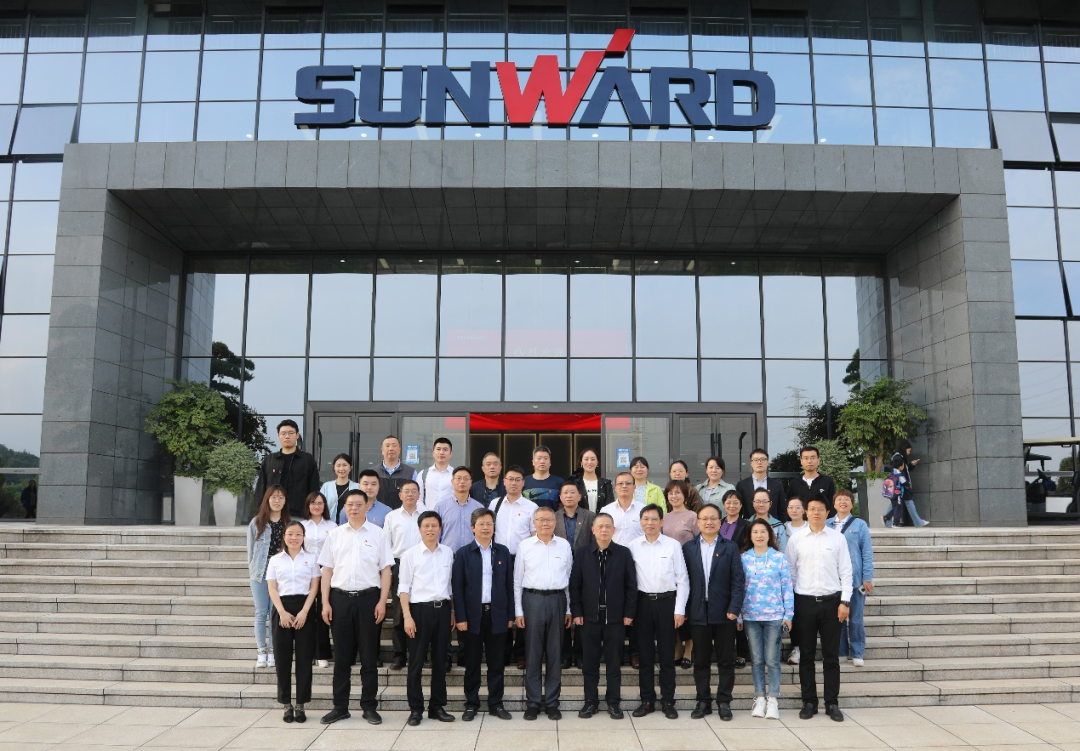 中南大学副校长郭学益率科学研究部一行调研尊龙凯时ag智能