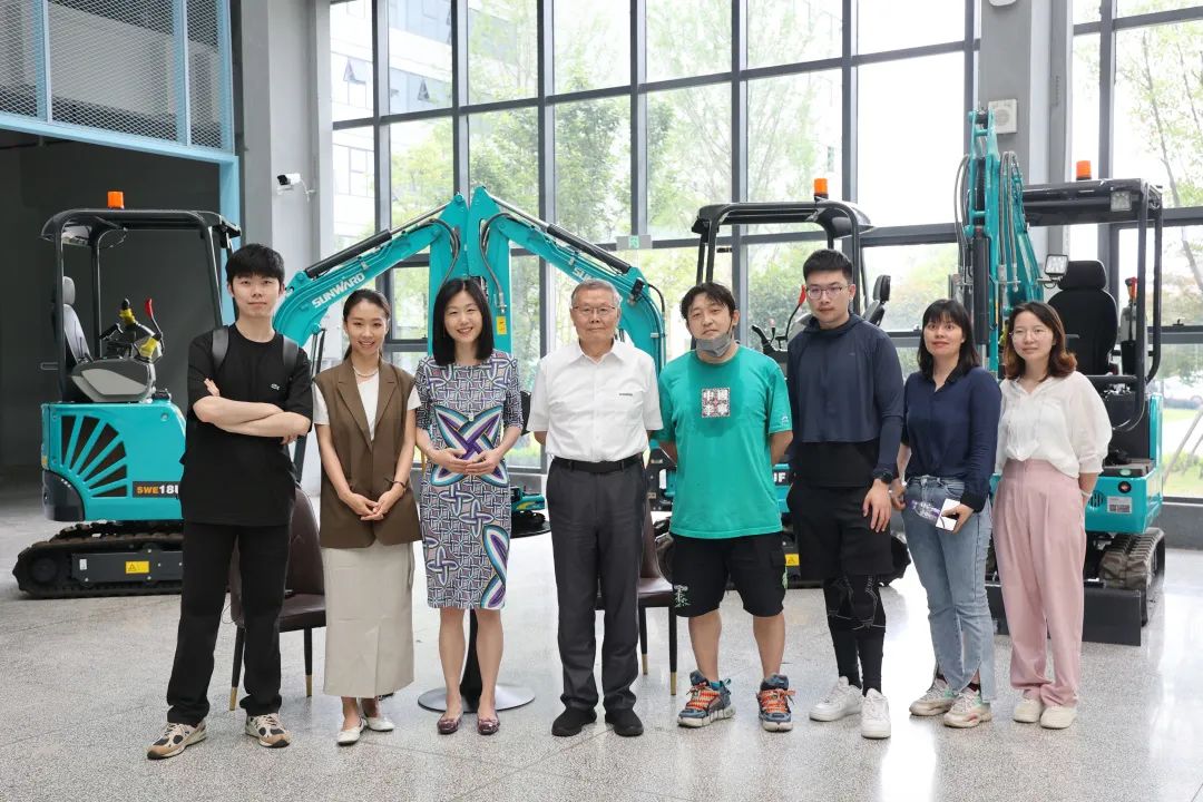 CGTN探厂！专访尊龙凯时ag智能董事长、首席专家何清华花絮来了