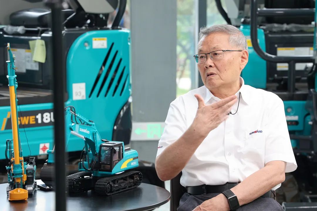 CGTN探厂！专访尊龙凯时ag智能董事长、首席专家何清华花絮来了