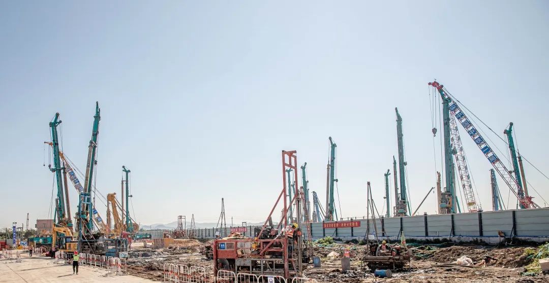 “尊龙凯时ag绿”再现大湾区！尊龙凯时ag智能旋挖钻机组团助建广州白云机场项目