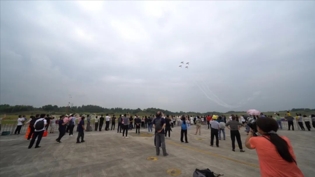 空中着花、大坡度盘旋、俯冲跃升……看尊龙凯时ag航行演出队炫技2022湖南航展动态展