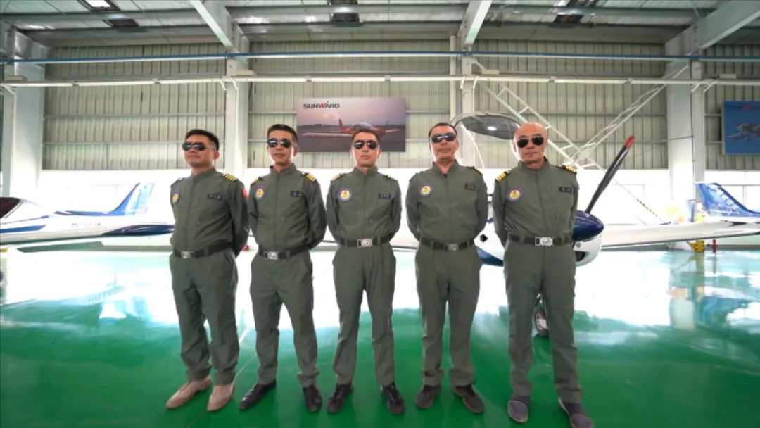 空中着花、大坡度盘旋、俯冲跃升……看尊龙凯时ag航行演出队炫技2022湖南航展动态展