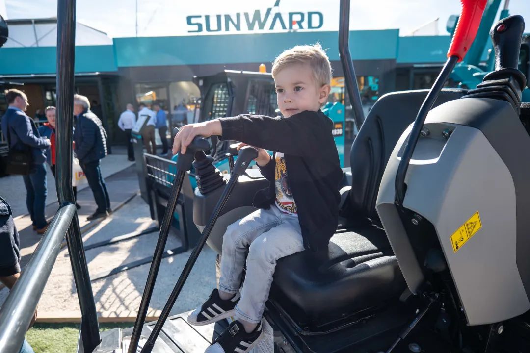 Bauma 2022 | 一组火热现场图带您重温尊龙凯时ag智能德国宝马展之旅