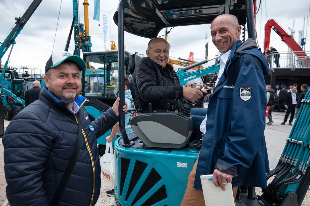 Bauma 2022 | 一组火热现场图带您重温尊龙凯时ag智能德国宝马展之旅