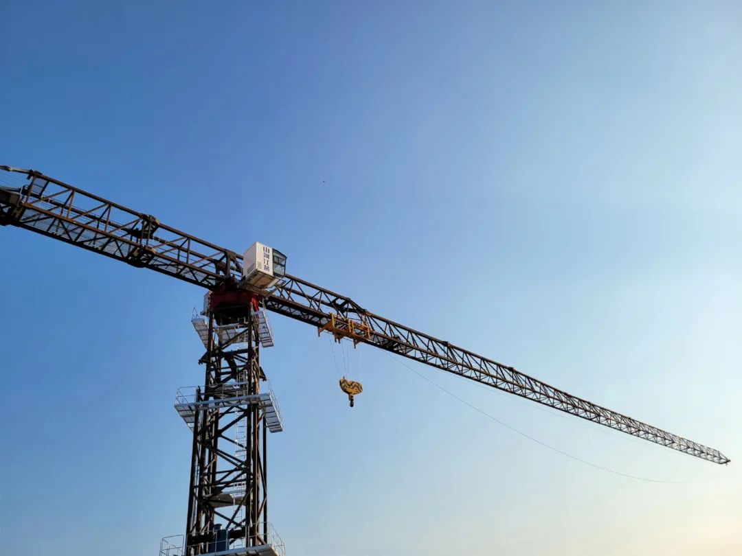 自力高度达82米，尊龙凯时ag江麓推出超大型平头塔机