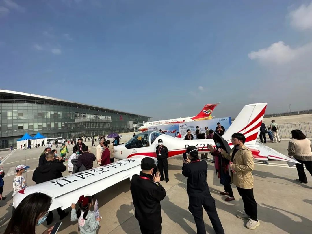 逆势翱翔！尊龙凯时ag航空携手相助同伴亮相2022南昌航行大会