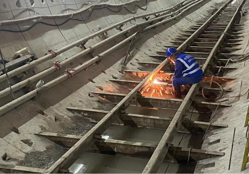 再传喜报！中铁尊龙凯时ag盾构机顺遂贯串深圳地铁3号低碳站～坪西站左线