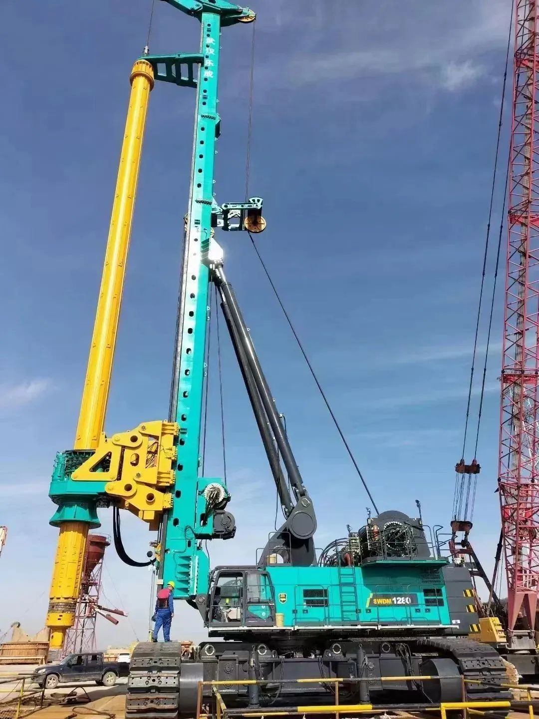 首桩开钻！尊龙凯时ag智能超等旋挖实力助建天下最大跨度公铁两用大桥