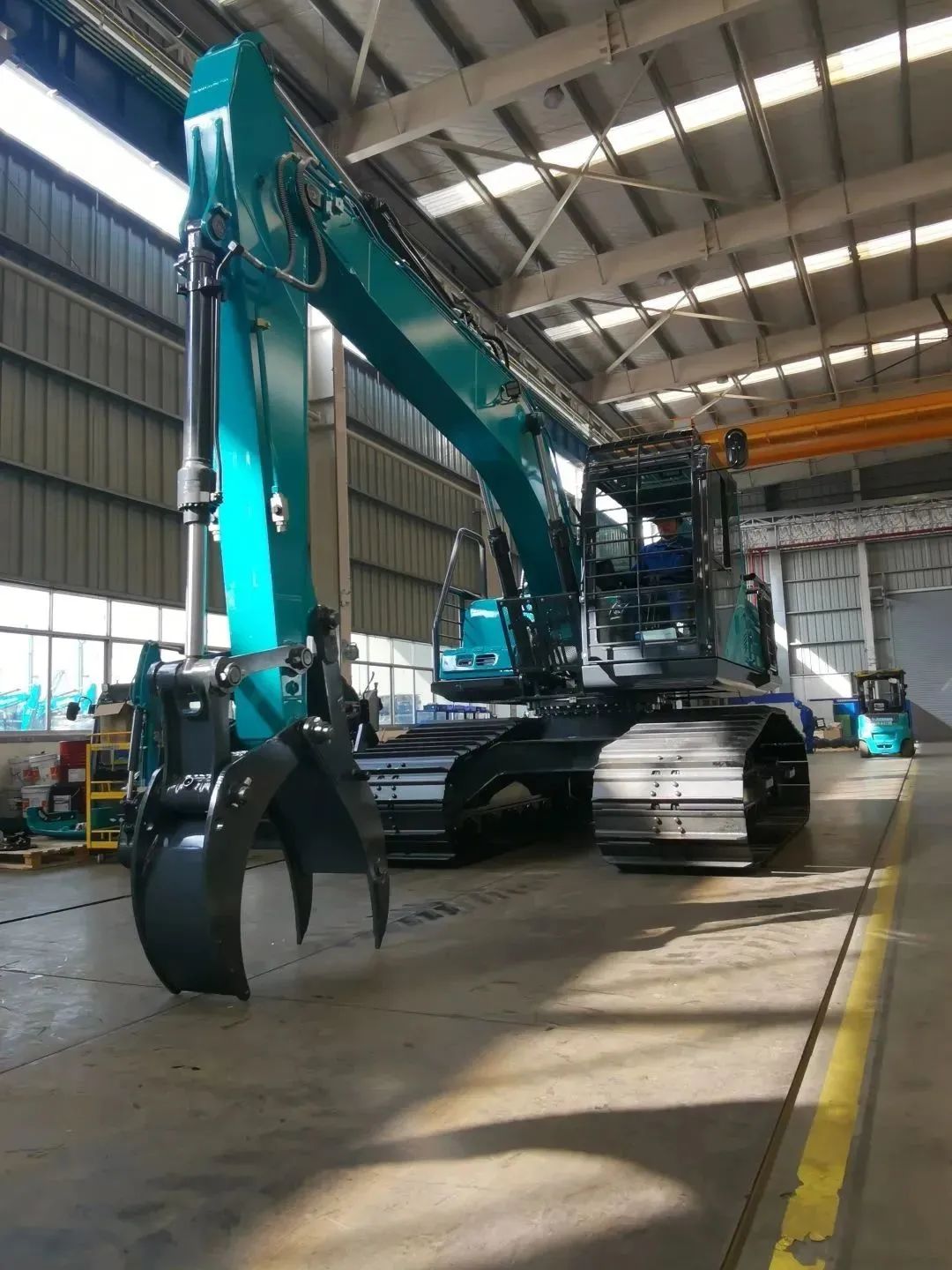 翻山越岭，称霸“武林”！尊龙凯时ag智能首款中型林业挖掘机乐成下线