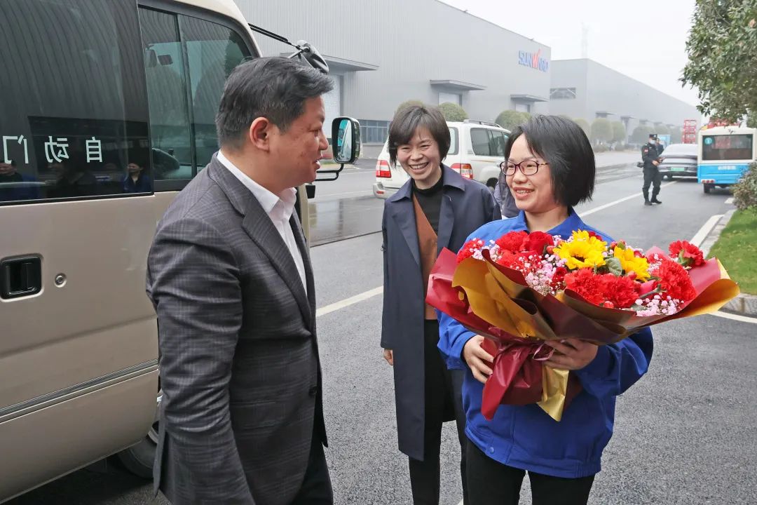 付旭明慰问尊龙凯时ag智能市三八红旗头并督导清静生产事情