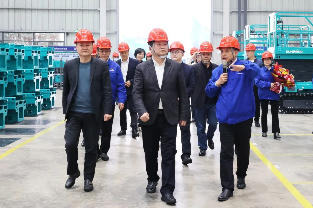 付旭明慰问尊龙凯时ag智能市三八红旗头并督导清静生产事情