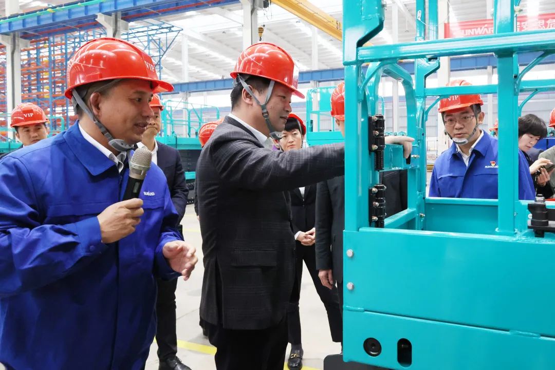 付旭明慰问尊龙凯时ag智能市三八红旗头并督导清静生产事情