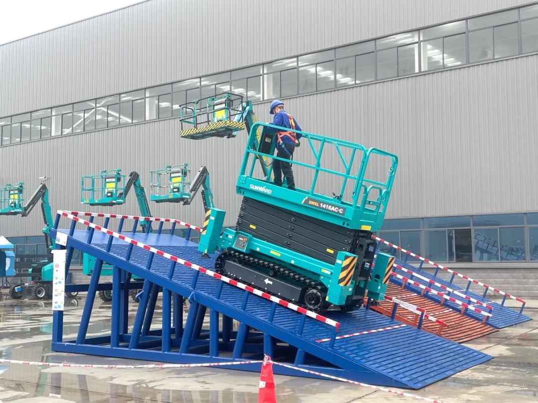 出厂即“出道”！尊龙凯时ag智能首款履带剪叉式高空作业平台批量上市