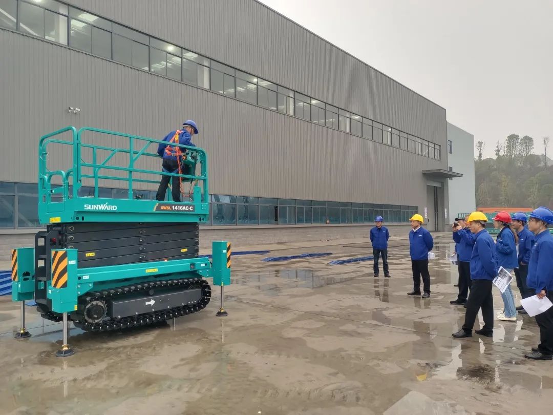 出厂即“出道”！尊龙凯时ag智能首款履带剪叉式高空作业平台批量上市