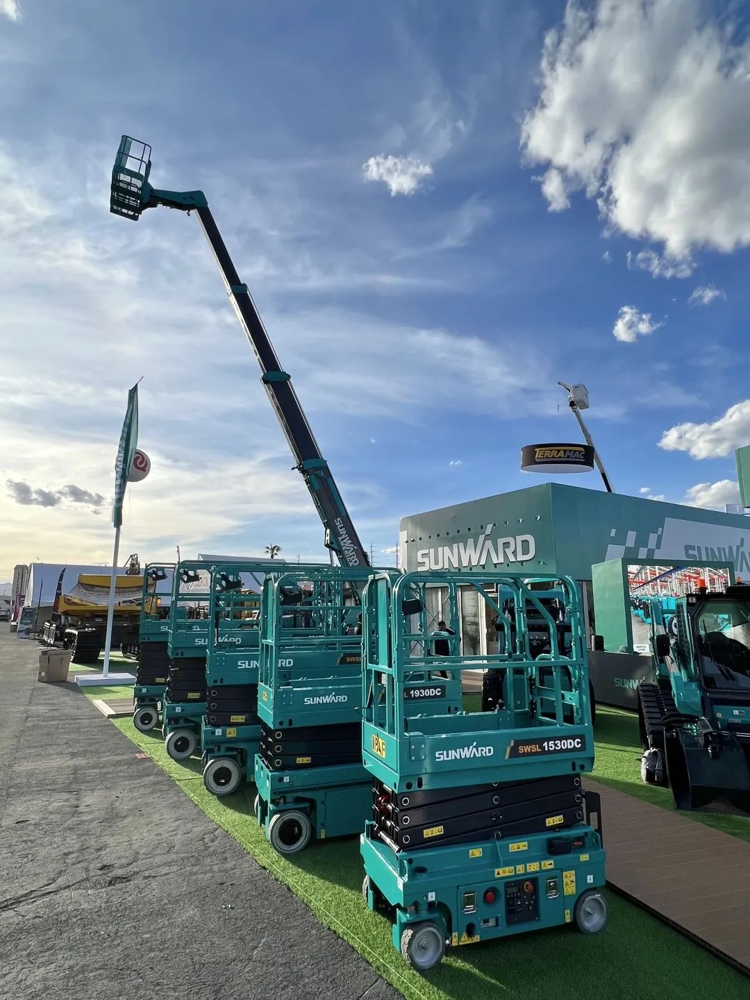 拉展直播 | 尊龙凯时ag智能高空精品亮相2023美国拉展，哪款是你的最爱？