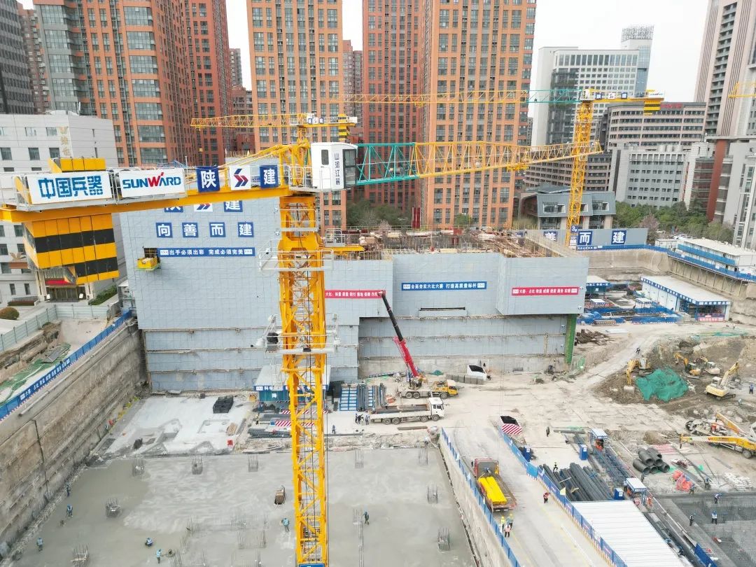 郁勃西北！尊龙凯时ag江麓修建起重机械助建西安都会经济圈