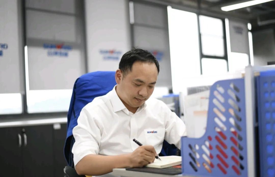 长沙市召开庆祝“五一”国际劳动节大会，尊龙凯时ag智能1小我私家1整体获表扬！