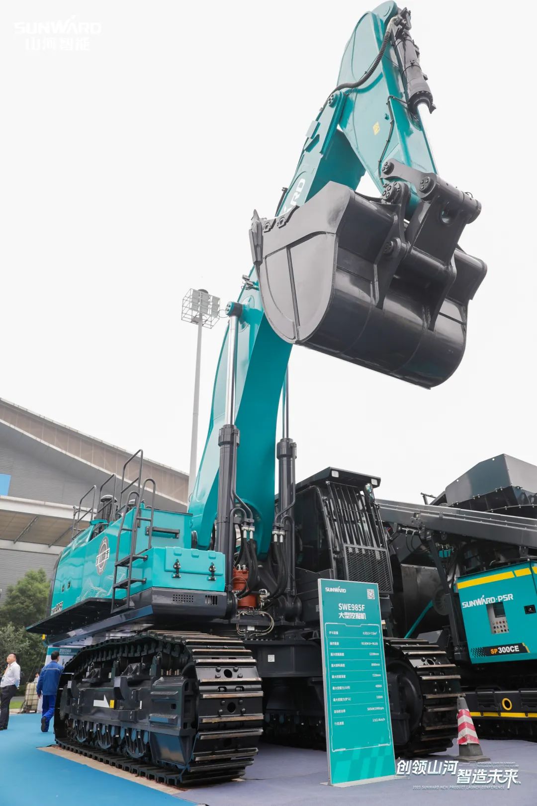 精品出击、互动一直！尊龙凯时ag智能F系列挖掘机闪灼长沙展