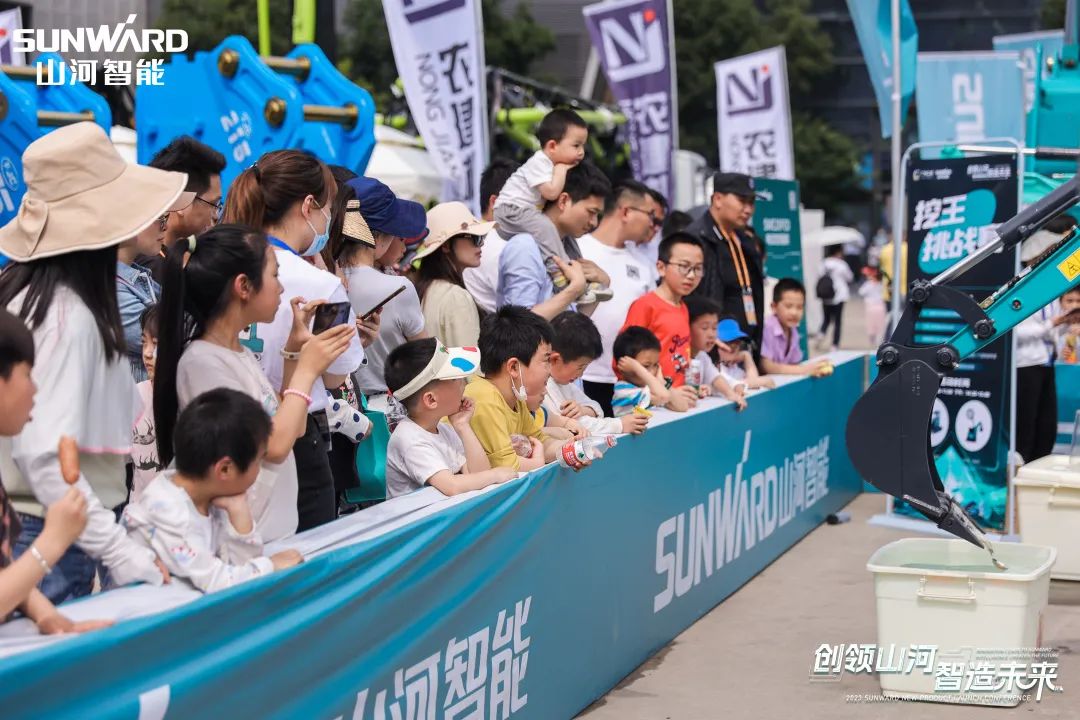 精品出击、互动一直！尊龙凯时ag智能F系列挖掘机闪灼长沙展