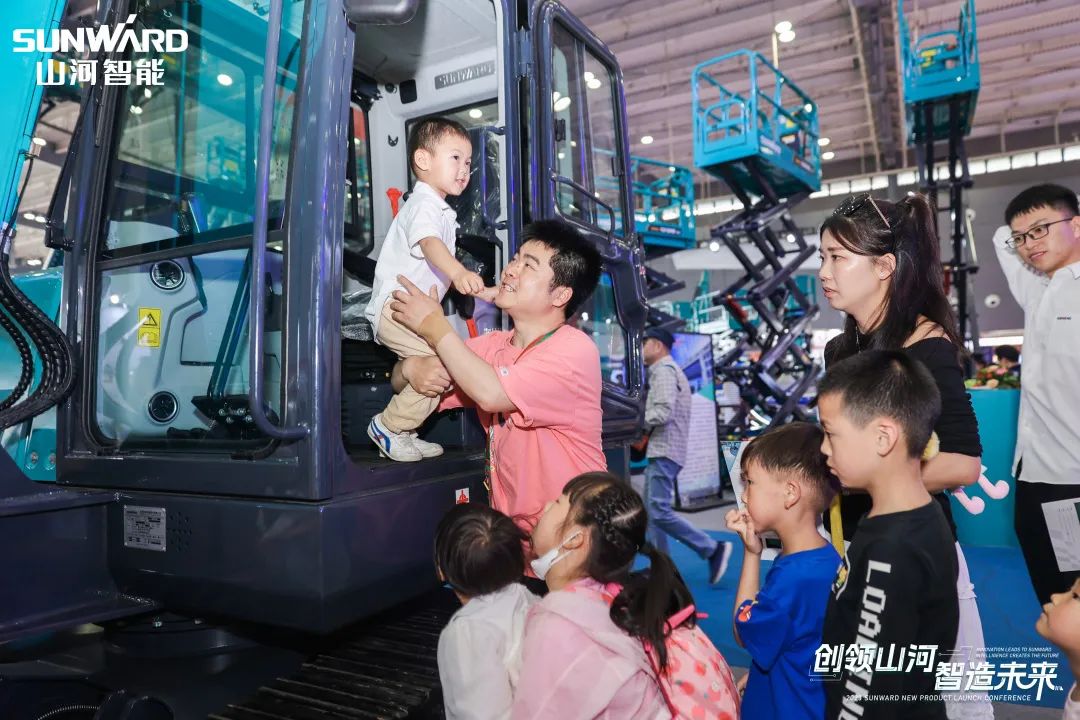 精品出击、互动一直！尊龙凯时ag智能F系列挖掘机闪灼长沙展