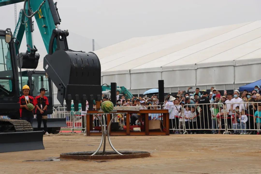 精品出击、互动一直！尊龙凯时ag智能F系列挖掘机闪灼长沙展