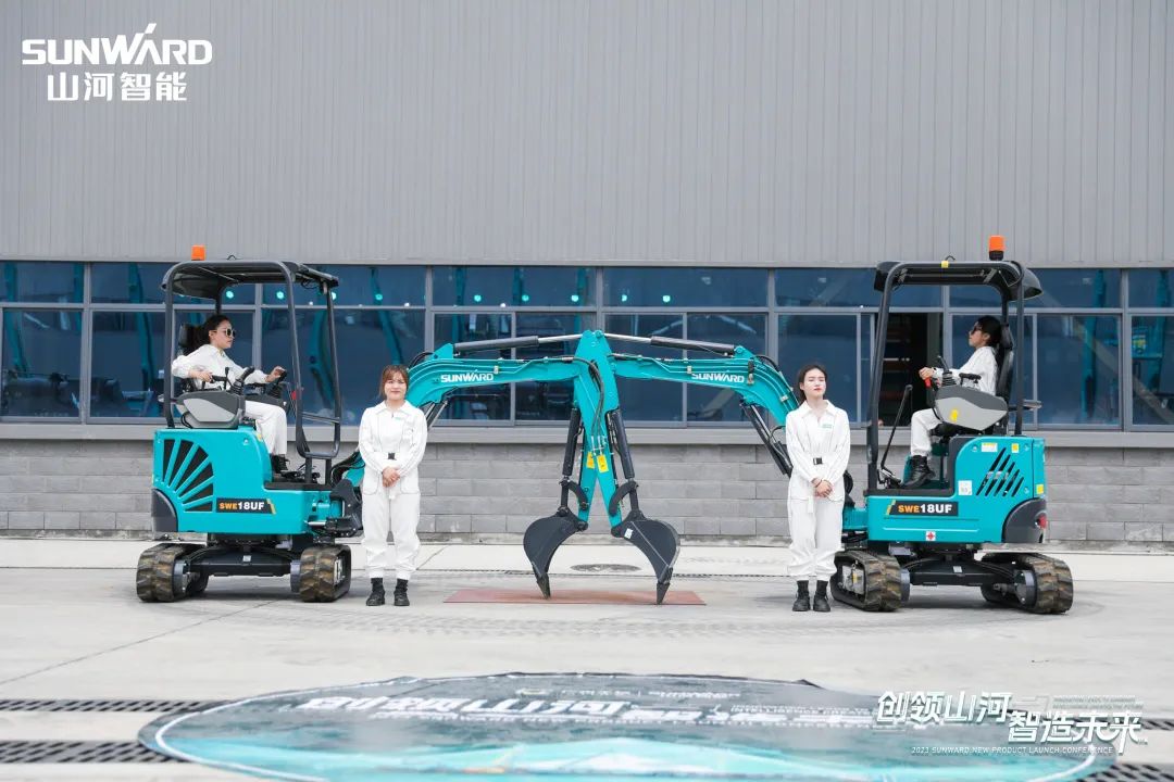 精品出击、互动一直！尊龙凯时ag智能F系列挖掘机闪灼长沙展