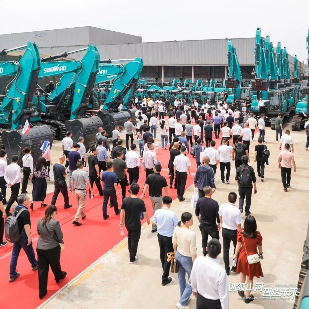 精品出击、互动一直！尊龙凯时ag智能F系列挖掘机闪灼长沙展