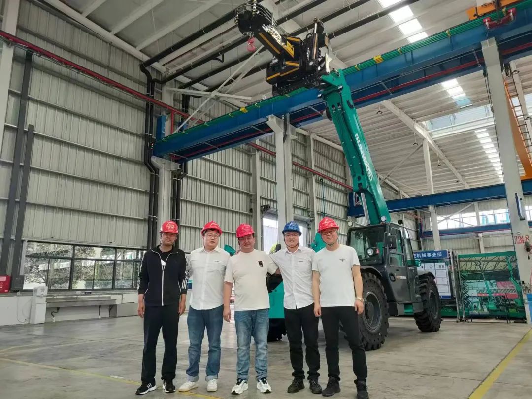 独家定制！尊龙凯时ag智能油缸替换机械人顺遂下线