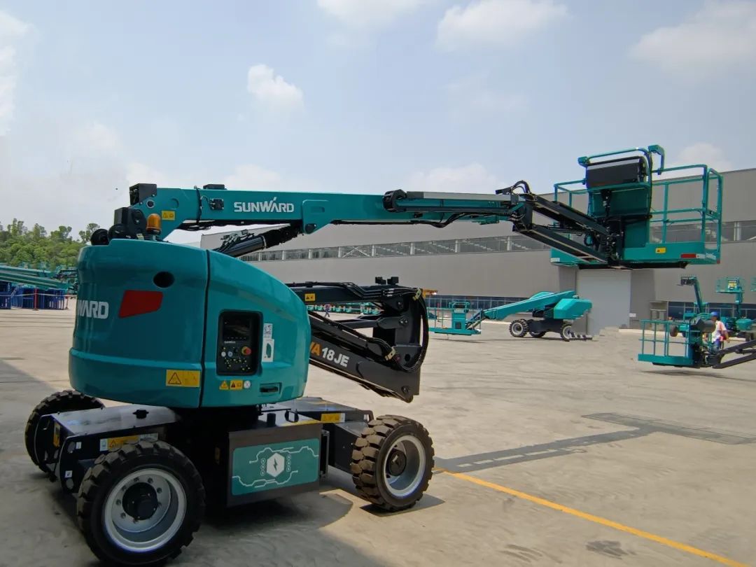 新能源家族再添“新丁”！尊龙凯时ag智能三款电动臂式高空作业平台齐下线