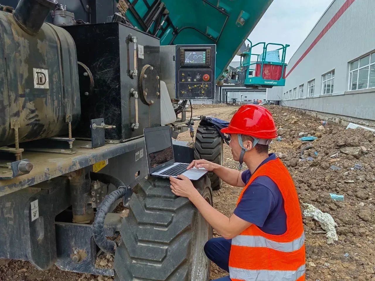 谛听客户心声！尊龙凯时ag智能高空机械“效劳万里行”走进东北