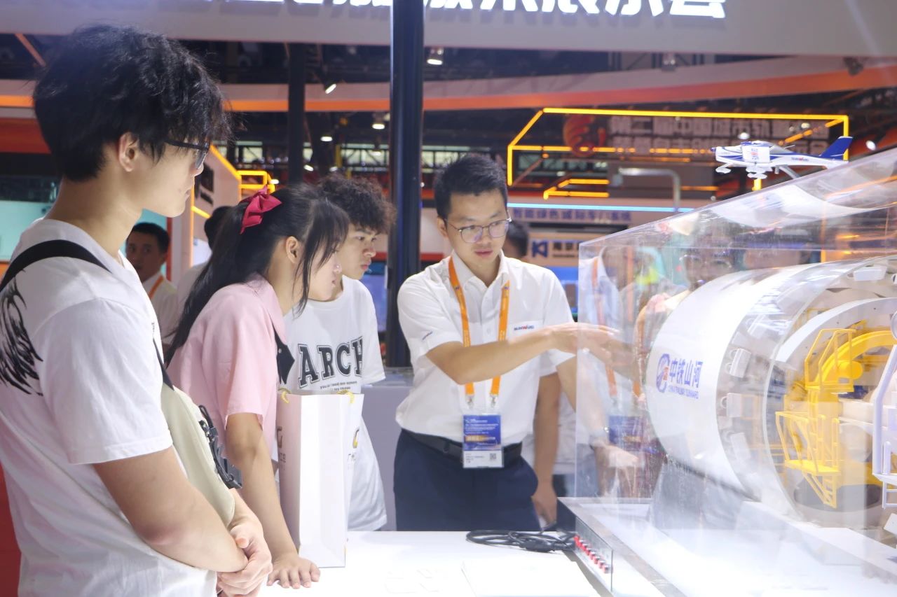 中铁尊龙凯时ag亮相首届广州大湾区国际轨道交通工业生长论坛暨展览会