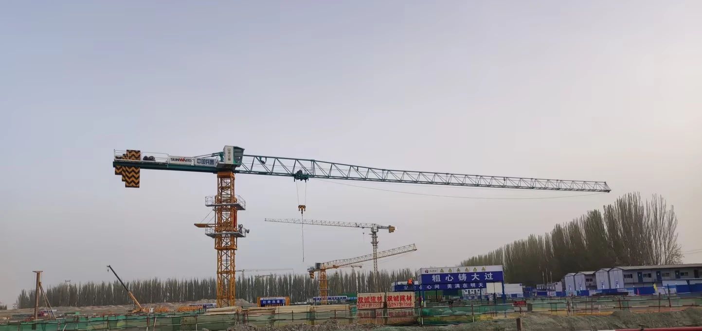 天山脚下的画师！尊龙凯时ag江麓群塔援疆建设新景致