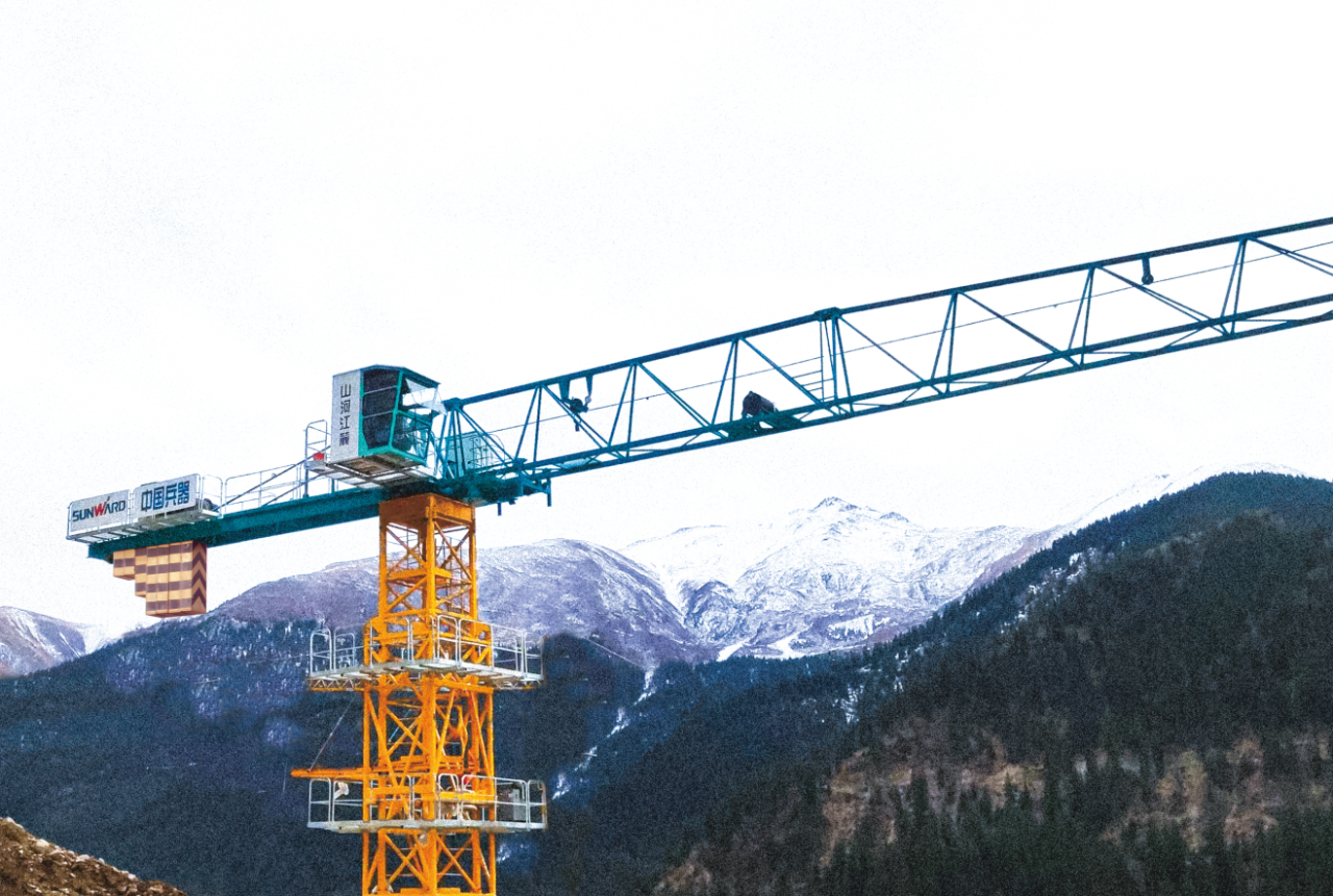 天山脚下的画师！尊龙凯时ag江麓群塔援疆建设新景致
