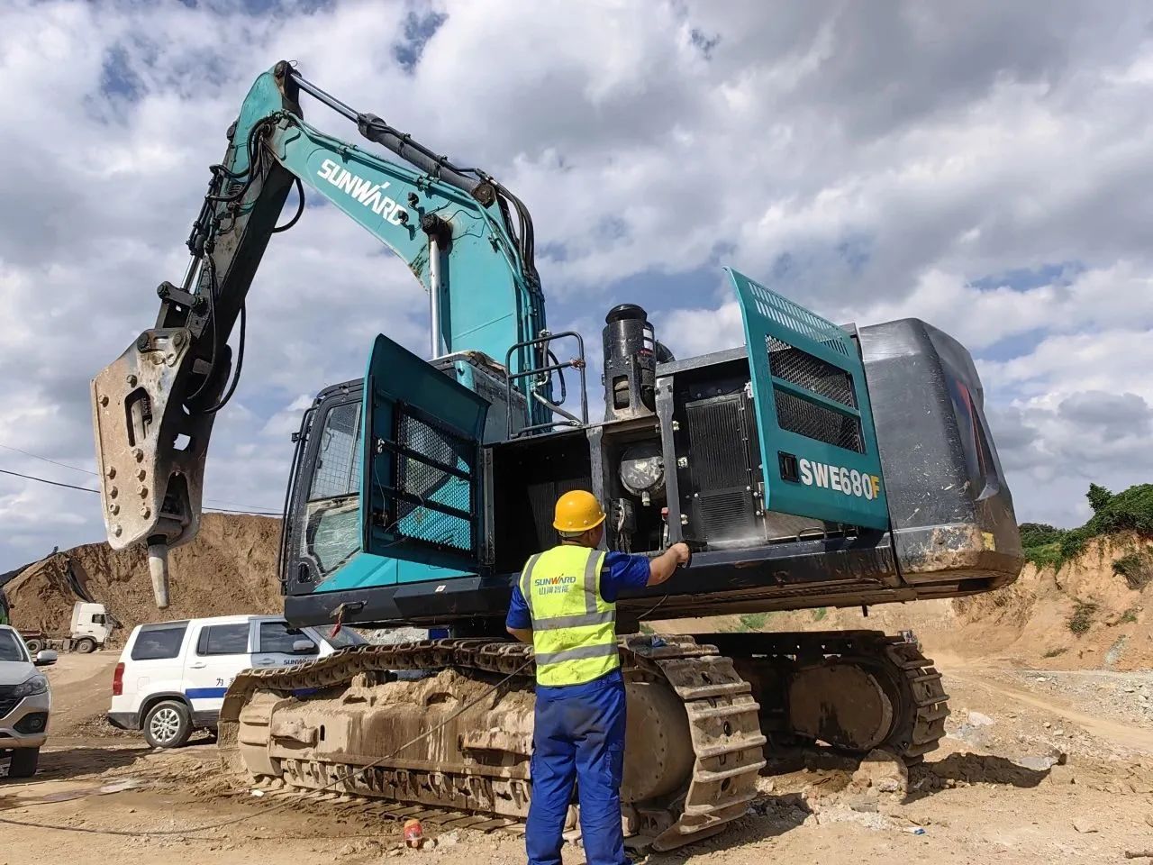 步履一直，效劳不止！尊龙凯时ag智能挖掘机效劳万里行火热举行中