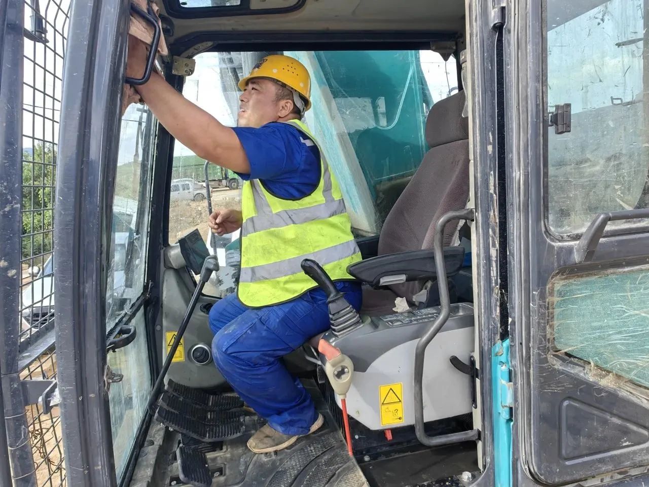 步履一直，效劳不止！尊龙凯时ag智能挖掘机效劳万里行火热举行中