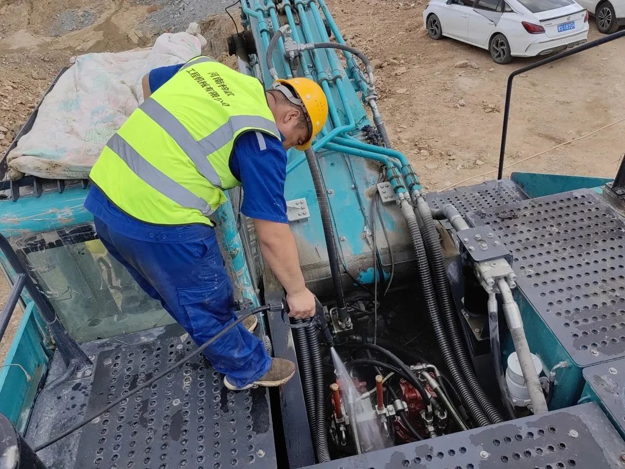 步履一直，效劳不止！尊龙凯时ag智能挖掘机效劳万里行火热举行中