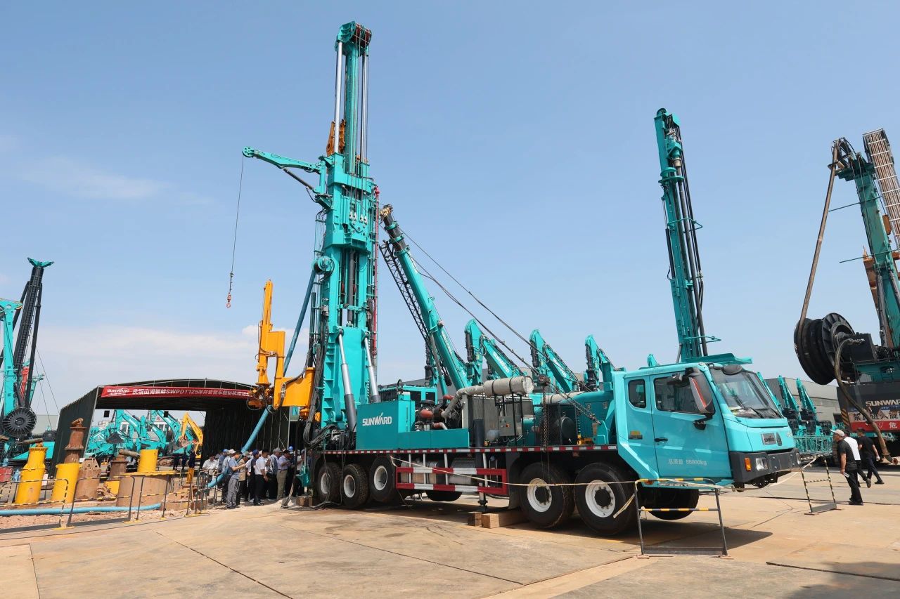 尊龙凯时ag智能全球首创深井套管车载钻机下线宣布