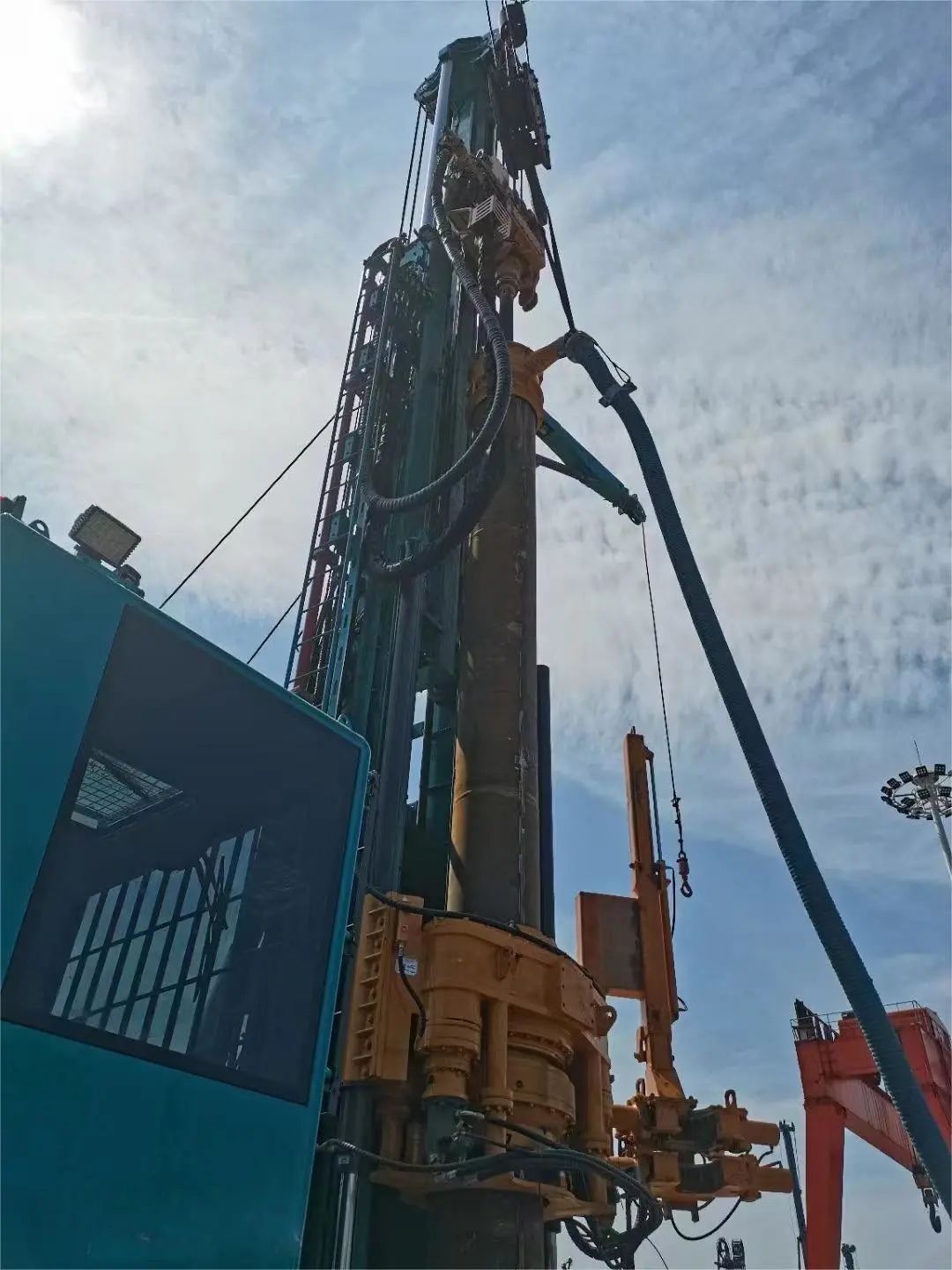 尊龙凯时ag智能全球首创深井套管车载钻机下线宣布
