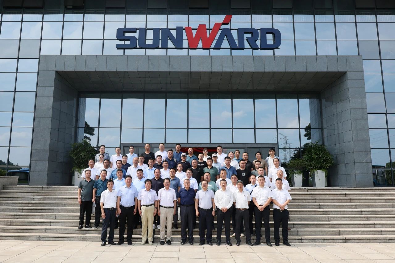 尊龙凯时ag智能全球首创深井套管车载钻机下线宣布