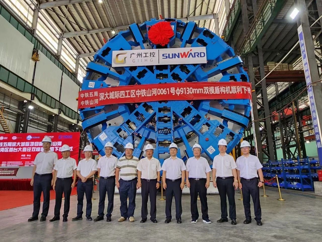 中铁尊龙凯时ag粤港澳大湾区首台大直径双模盾构机乐成下线