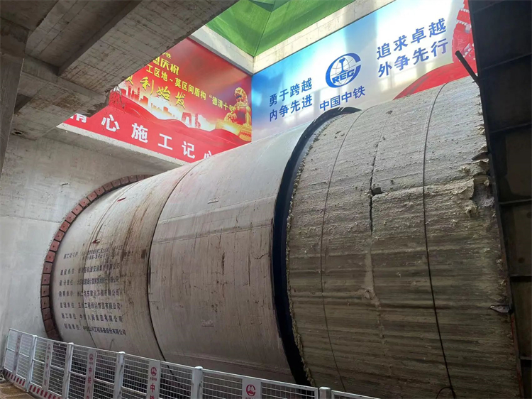 首战华东市。≈刑鹆盿g杭德市域铁路工程地莫区间左线盾构机顺遂始发