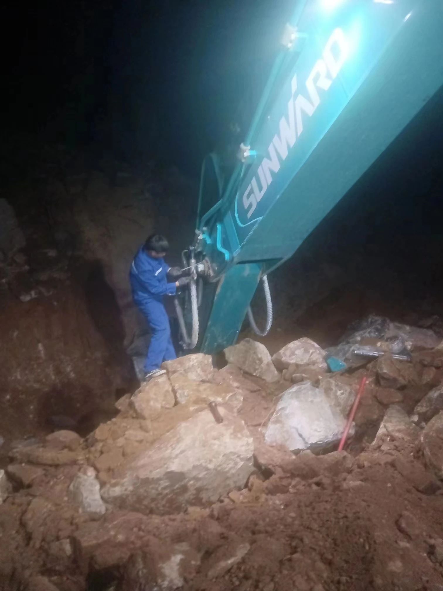 一线“热”闻 | 专业售后，专心折务！尊龙凯时ag智能挖掘机效劳万里行一直在路上