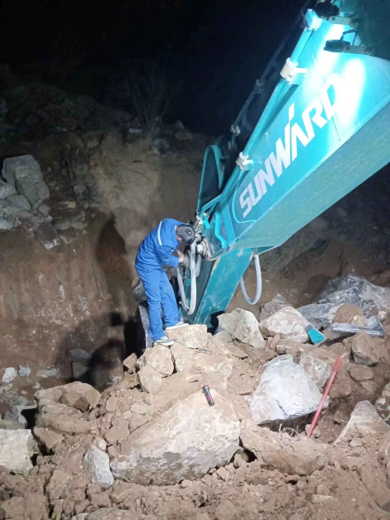 一线“热”闻 | 专业售后，专心折务！尊龙凯时ag智能挖掘机效劳万里行一直在路上